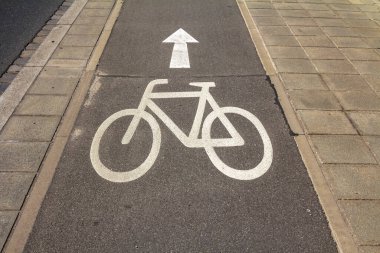 Asfalt yolda bisiklet yolu işareti