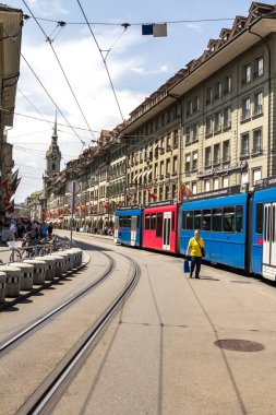 BERN, SWitzERLAND - 2 Temmuz 2019 eski Bern şehri, unesco dünya mirası alanı, İsviçre 'nin Bern şehrinin popüler bir alışveriş caddesi ve ortaçağ şehir merkezidir.