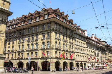 BERN, SWitzERLAND - 2 Temmuz 2019 eski Bern şehri, unesco dünya mirası alanı, İsviçre 'nin Bern şehrinin popüler bir alışveriş caddesi ve ortaçağ şehir merkezidir.