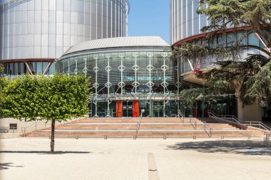 Strasbourg, Fransa. Avrupa İnsan Hakları Sözleşmesi ile kurulan uluslararası bir mahkeme olan Strazburg, Fransa 'daki Avrupa İnsan Hakları Mahkemesi.