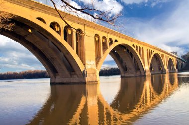 Potomac Nehri üzerindeki Georgetown Washington DC 'deki Key Köprüsü
