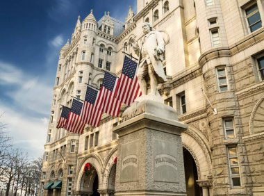 Benjamin Franklin heykeli olan eski postane binası