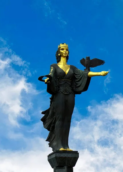 ブルガリアのソフィアにある聖ソフィア像 この像は街の守護神聖ソフィアを表している — ストック写真