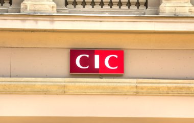 Basel, SWitzERLAND - 1 Temmuz 2019: Banka CIC ofisi. Bank CIC (İsviçre), Fransız finans grubu Credit Mutuel-CIC 'nin bir yan kuruluşudur..