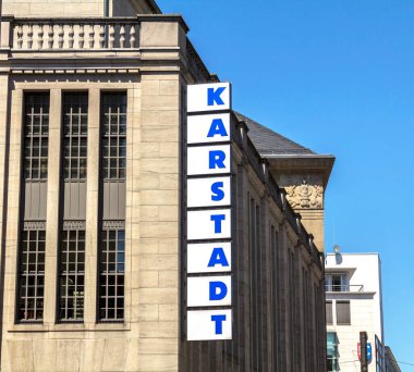 Karlsruhe, Almanya - 4 Temmuz 2019: Karstadt Mağaza Logosu. 1881 yılında Wismar 'da kurulan ve merkezi Essen' de bulunan bir Alman mağaza zinciri..