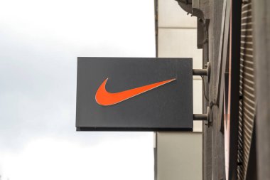 Brüksel, Belçika - 7 Temmuz 2019: Nike logosu. Nike küresel bir spor kıyafeti ve Nike mağazalarında koşmak dünyanın her yerinde var.