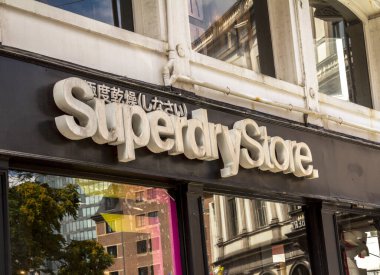 Brüksel, BELGIUM - 7 Temmuz 2019: İngiliz uluslararası markalı giyim şirketi Superdry mağazası