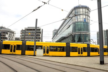Dresden, Saksonya / Almanya - 11 Temmuz 2019: Almanya 'nın Dresden kentindeki ana tren istasyonu