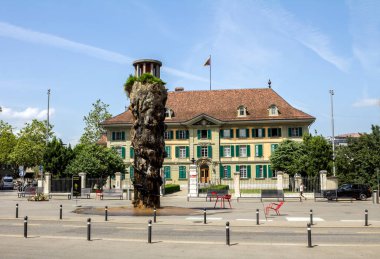 Bern, İsviçre, 2 Temmuz 2019 - Kanton Polis Merkezi (Kantonspolizei) Meret Oppenheim çeşmesi - Meret Oppenheim-Brunnen, Waisenhausplatz, Bern