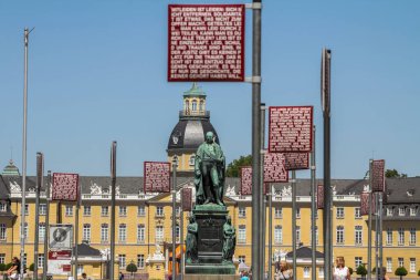 Karlsruhe, Almanya: 'Platz der Grundrechte' (Anayasal Haklar Meydanı) adlı sanat kurulumu, Jochen Gerz tarafından hukuk ve adalet konuları hakkında kısa ve öz beyanların toplanması
