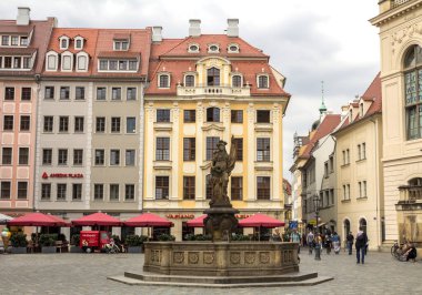 Dresden, Almanya - Mayıs 2019: Neumarkt (Yeni Pazar) Meydanı