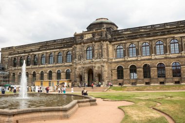 Almanya, Dresden 'deki Zwinger Sarayı, sanat galerisi ve müzesi.
