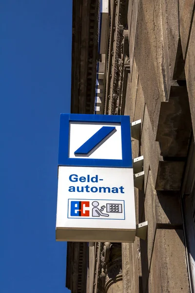 ドイツ カールスルーエ ドイツのDeutsche Bankドイツ銀行Agは フランクフルトに本社を置くドイツのグローバル銀行および金融サービス会社です — ストック写真