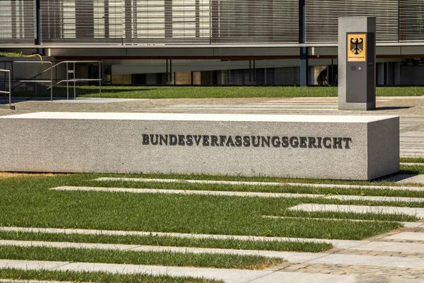 Karlsruhe, Almanya - 4 Temmuz 2019: Almanya 'da' Bundesverfassungsgert 'adlı Federal Anayasa Mahkemesi binası