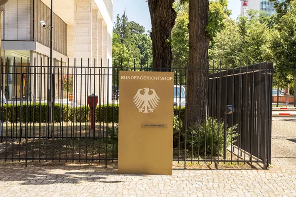 Karlsruhe, Almanya - 4 Temmuz 2019: Almanya 'nın Karlsruhe kentindeki Federal Adalet Divanı' nın girişini imzalayın - Bundesgerichtshof - Almanya 'nın en yüksek mahkemesidir