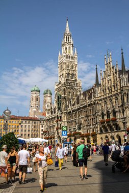 Münih, Almanya - 19 AUG 2017: Ünlü Marienplatz Meydanı, Münih