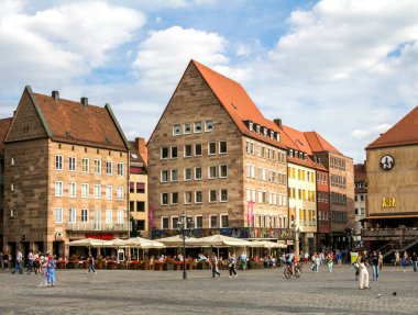 NURNBERG, GERMANY - 2017: Hauptmarkt, Nuremberg, Bavyera, Almanya 'nın merkez meydanı. Nuremberg 'de yılda 2 milyondan fazla turist ağırlanıyor