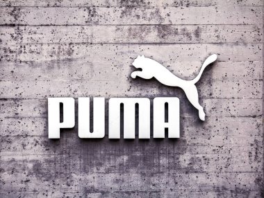 Herzogenaurach, Almanya: Bir cephede Puma logosu. Puma, Almanya 'nın başkenti Bavyera' da spor ayakkabıları ve spor ayakkabıları üreten büyük bir Alman çokuluslu şirketidir.
