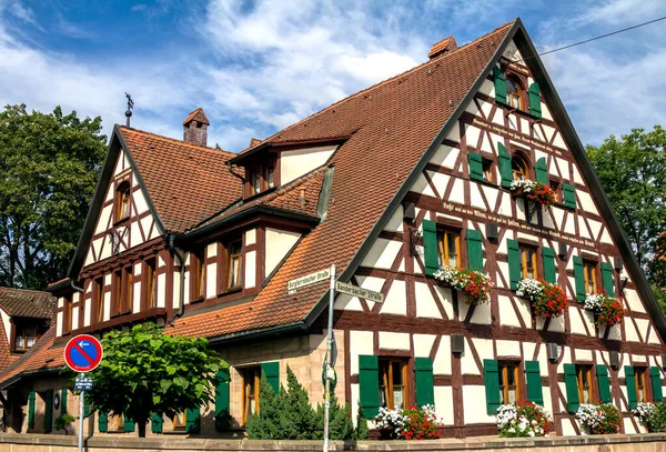 Zirndorf ドイツ 2017 花のポットと青空とバイエルンの半木の家 建築の詳細 — ストック写真