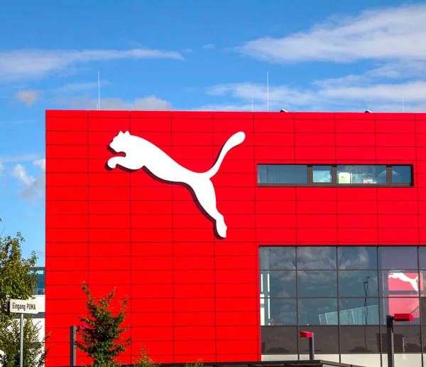 Herzogenaurach, Almanya - 13 AUG 2017: bir cephede Puma logosu. Puma, Almanya 'nın başkenti Bavyera' da spor ayakkabıları ve spor ayakkabıları üreten büyük bir Alman çokuluslu şirketidir.