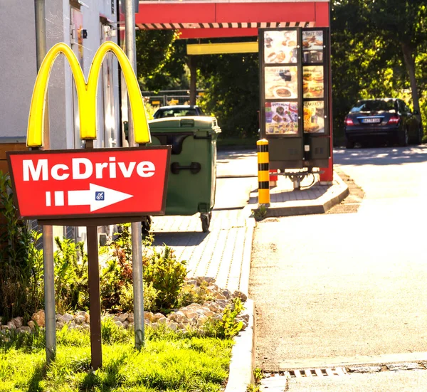 Herzogenaurach Německo Znamení Mcdonalds Mcdrive Mcdonalds Známý Řetězec Rychlého Občerstvení — Stock fotografie