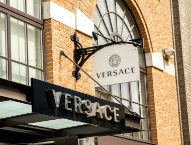 Versace, Almanya 'nın Versace kentinde, Gianni Versace tarafından kurulmuş lüks bir moda şirketidir..