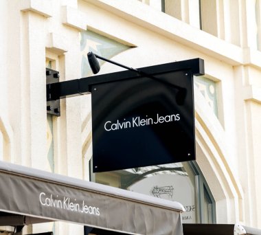 Ingolstadt, Almanya: Bir ck Calvin Klein mağazasının cephesi; Calvin Klein, Inc. kadın ve erkek tasarımcı koleksiyonu giysileri ve çeşitli diğer ürünleri tasarlıyor ve pazarlıyor.