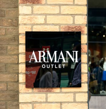 Ingolstadt, Almanya: Ingolstadt, Almanya 'daki Ingolstadt Outlet' te Armani mağazası.