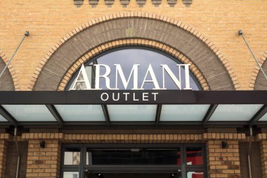 Ingolstadt, Almanya: Ingolstadt, Almanya 'daki Ingolstadt Outlet' te Armani mağazası.