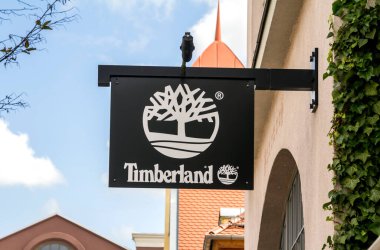 Ingolstadt, Almanya - 19 AUG 2017 Timberland mağazası. Şirket 1952 yılında kuruldu ve dünyanın en büyük ayakkabı ve açık hava moda perakendecileri arasında yer alıyor.