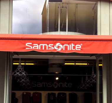 Ingolstad, Almanya Samsonite mağazası. Samsonite International, bavullardan küçük tuvalet çantalarına ve çantalara kadar değişen ürünleri olan bir Amerikan bagaj üreticisi ve perakendecisi.