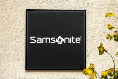 Ingolstad, Almanya Samsonite mağazası. Samsonite International, bavullardan küçük tuvalet çantalarına ve çantalara kadar değişen ürünleri olan bir Amerikan bagaj üreticisi ve perakendecisi.