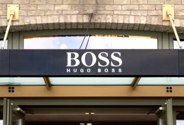 Ingolstadt, Hugo Boss 'un dükkanı. Almanya 'nın Metzingen kentindeki Hugo Boss' un 129 ülkede 12 bin personeli, 840 mağazası ve 2012 yılı satışları 2,3 milyar euro..