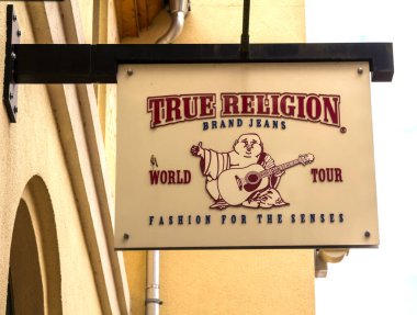 Ingolstdat - Almanya: True Religion Brand Jeans 'in içi. True Religion Brand Jeans, Amerikalı bir giyim şirketidir. Merkezi Vernon, California 'da.