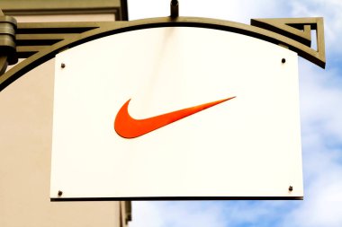 Ingolstadt: Nike logo tabelası, Nike Inc. ayakkabı ve giyim satışı yapan çok uluslu bir Amerikan şirketidir.