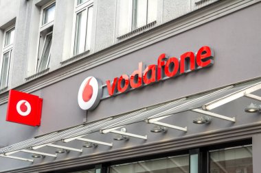 Ingolstadt, GERMANY: Vodafone - Vodafone, İngiliz çokuluslu telekomünikasyon şirketidir ve dünyanın en büyük mobil telekomünikasyon şirketidir..