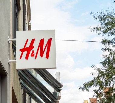 Münih, Almanya: H & M mağazası Münih. Hennes & Mauritz AB (kısaca H & M) İsveçli perakende giyim şirketidir..