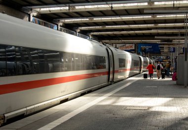 ICE Hız Treni, Frankfurt, Almanya 'daki Frankfurt merkez istasyonunun içinde..