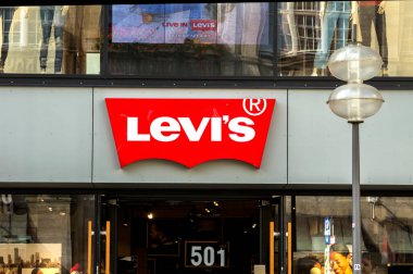 Münih, Almanya: Levi 's store, Münih. 1853 'te kurulan Levi Strauss, dünya çapında kot pantolonu markasıyla bilinen bir Amerikan giyim şirketi.