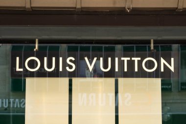 Münih, Almanya: Louis Vuitton logosu. Louis Vuitton Malletier, 1854 'te kurulan bir Fransız moda evi..