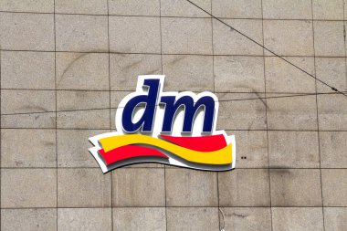 Münih, Almanya: Dm drogeriemarkt işareti. Merkezi Karlsruhe 'de bulunan Dm-drogerie markt, kozmetik, sağlık ve ev ürünleri ve gıda ürünleri için bir perakende mağaza zinciri.