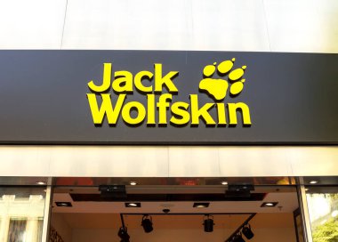 Münih, Almanya: Jack Wolfskin Mağazası. Jack Wolfskin 1981 'de kurulan ve şu anda Blackstone Grubu' na ait olan bir açık hava giyimi ve ekipmanı üreticisi..