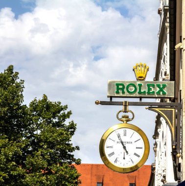 Münih, Almanya: Rolex logosu sokakta. Rolex yüksek kaliteli, lüks kol saati üreticisi. Ticari marka 1908 yılında İsviçre 'de kaydedildi.