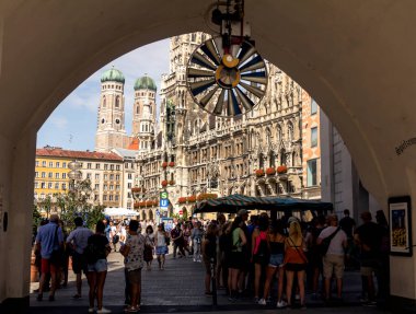 Münih, Almanya - 26 AUG 2017: Ünlü Marienplatz Meydanı, Münih