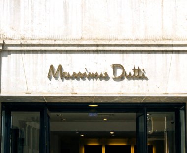 Münih 'teki Massimo Dutti dükkanına bakın. 1985 'te kurulan bir İspanyol giyim şirketi.