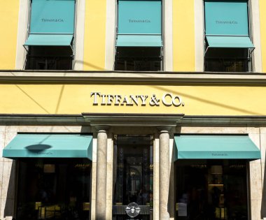 Münih, Almanya: Tiffany & Co mağazası. Tiffany & Company, merkezi New York 'ta bulunan bir Amerikan lüks mücevher ve perakendecisi..