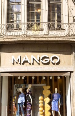 Münih, Almanya: MANGO, İspanya 'nın Barcelona şehrinde kurulan bir giyim tasarım ve imalat şirketidir..