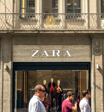 Münih, Almanya: Madrid 'de Zara işareti. Zara İspanyol giyim ve aksesuar satıcısı..