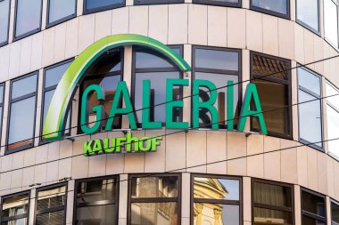 Galeria Kaufhof moda mağazası 22 Kasım 2017 'de Almanya' nın Wurzburg kentinde. Galeria Kaufhof GmbH merkezi Köln 'de bulunan bir Alman mağaza zinciri..