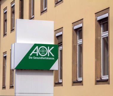 Weissenburg, Almanya: Kamu sağlık sigorta şirketi AOK logosu. AOK, Almanya 'nın önde gelen sağlık sigorta şirketlerinden biri.